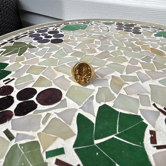 Vintage 18k Gold Crest Ring - Picture 4 of 9